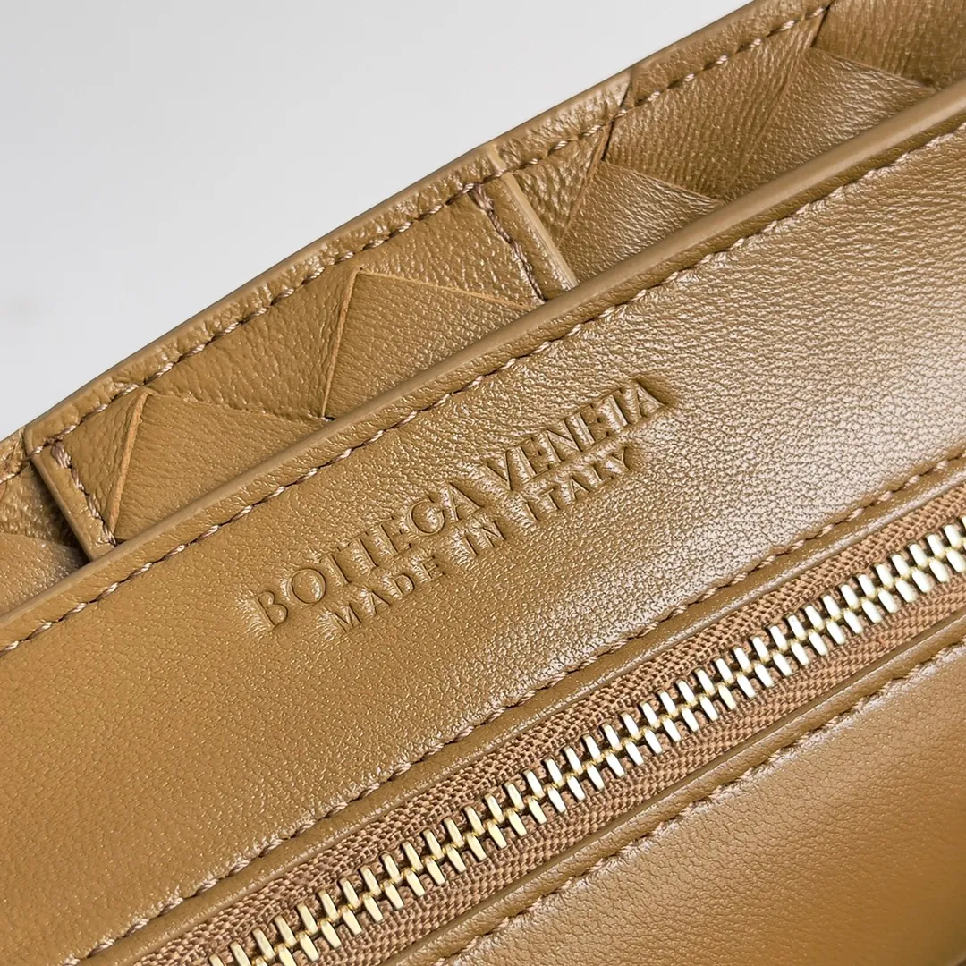The 2023 new Andiamo batch of 2260 BV has been shipped‼ ️Really popular🔥The new Andiamo woven handbag launched by Bottega Veneta this season is really popular all over the world! ! Celebrities at home and abroad have worn it, and Oscar-winning actress Michelle Yeoh has taken it out on the street. Song Jia, Trai Yara, Yu Feihong, Sanji Ayaka, Rosie Hunting-Whiteley, Yoshioka Riho, etc. have all picked up this bag. It is classic and versatile, showing off its temperament, and the bag capacity is also large, which is very convenient for daily commuting! ! A variety of carrying methods, the shoulder straps can be adjusted by yourself, the original lambskin feels soft and delicate, and the unisex style breaks the gender boundaries and brings a more practical and long-lasting use experience. Andiamo, which has both elegant and casual styles, perfectly interprets the true appearance of "fashionable old money style". Style number: 743572 Size: 32*24*12
